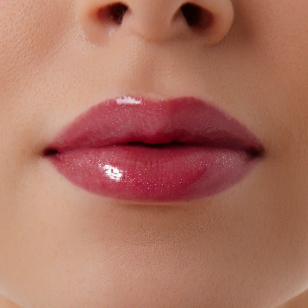 Strawberry Lipper SPF 20 з церамідами &mdash; вишнево-червоний відтінок, срібно-червоний шимер та juicy glass-shine фініш B-SL фото